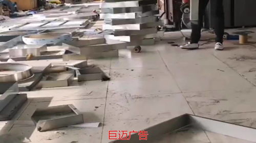 巨邁廣告 以創新制造驅動品牌視覺革命，打造千層鏡、深淵鏡與霓虹燈的藝術工廠